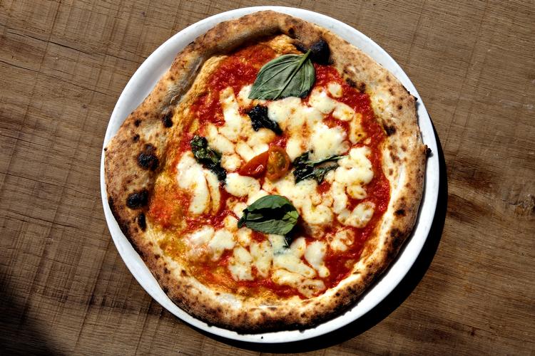 Kvalitetspizza. Hos Mother bliver pizzaerne lavet på surdej og bagt i brændeovn. 