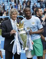 Nøglespiller. Yaya Toure (th) med mesterskabstrofæet sammen med manager Manuel Pellegrini. Det kan være den sidste pokal, de vinder sammen. 