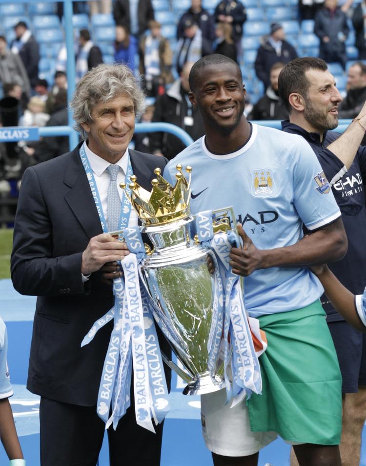 Nøglespiller. Yaya Toure (th) med mesterskabstrofæet sammen med manager Manuel Pellegrini. Det kan være den sidste pokal, de vinder sammen. 