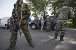 KONTROLPOST. Medlemmer af russermilits tjekker bilister ud for Slavjansk i Østukraine. 