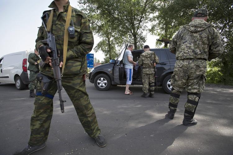 KONTROLPOST. Medlemmer af russermilits tjekker bilister ud for Slavjansk i Østukraine. 