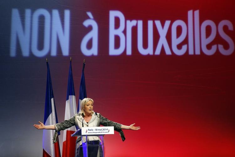 NEJ. Under banneret »Nej til Bruxelles« taler den populære leder af det franske, højreorienterede parti, Front National, Marine Le Pen. Hendes parti stomer frem i meningsmålingerne inden EP-valget på søndag. 