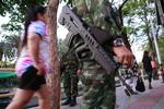 Undtagelsestilstand. De seneste 80 år har Thailand oplevet 18 militærkup. Ved det seneste i 2006 blev daværende ministerpræsident Thaksin Shinawatra afsat. 