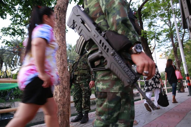 Undtagelsestilstand. De seneste 80 år har Thailand oplevet 18 militærkup. Ved det seneste i 2006 blev daværende ministerpræsident Thaksin Shinawatra afsat. 