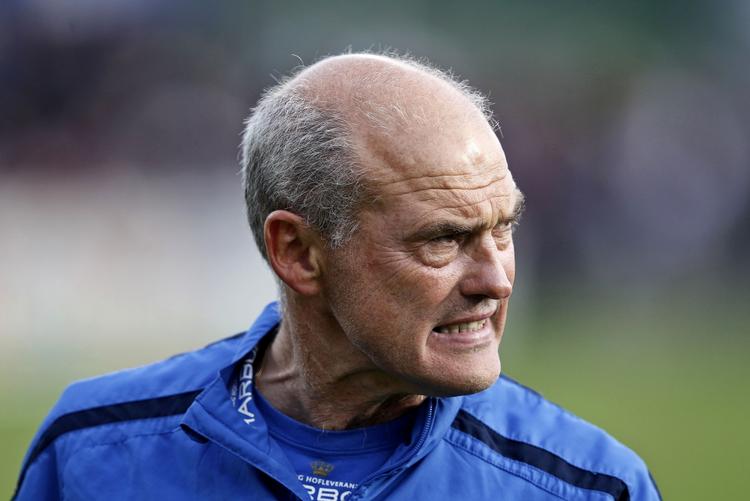 Afgang. FC Vestsjællands træner,. Ove Pedersen, stopper. Her skærer han tænder over en 0-0-kamp mod Hobro. 