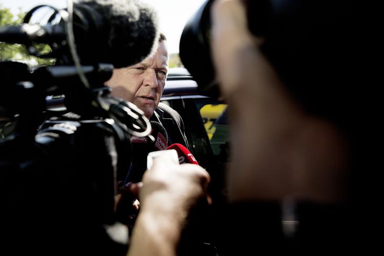 krisemøde. Lars Løkke blev mødt af en hær af pressefolk foran Hotel Crowne Plaza. 