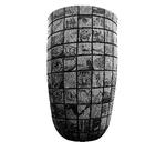 kæmpekrukke. Ti ton vejer den 240 cm høje skulptur 'Granaten', som kunstneren Laila Westergaard har hugget ud af en stor granitklump og udsmykket med 200 felter, der alle har krigen til fælles. 