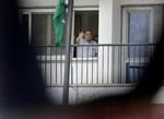 Dømt. Den tildligere, fængslede præsident Hosni Mubarak vinker på sin s 86 års- fødselsdag tidligere på måneden fra sin celle på Maadi militærhospitalet til sine støtter. 