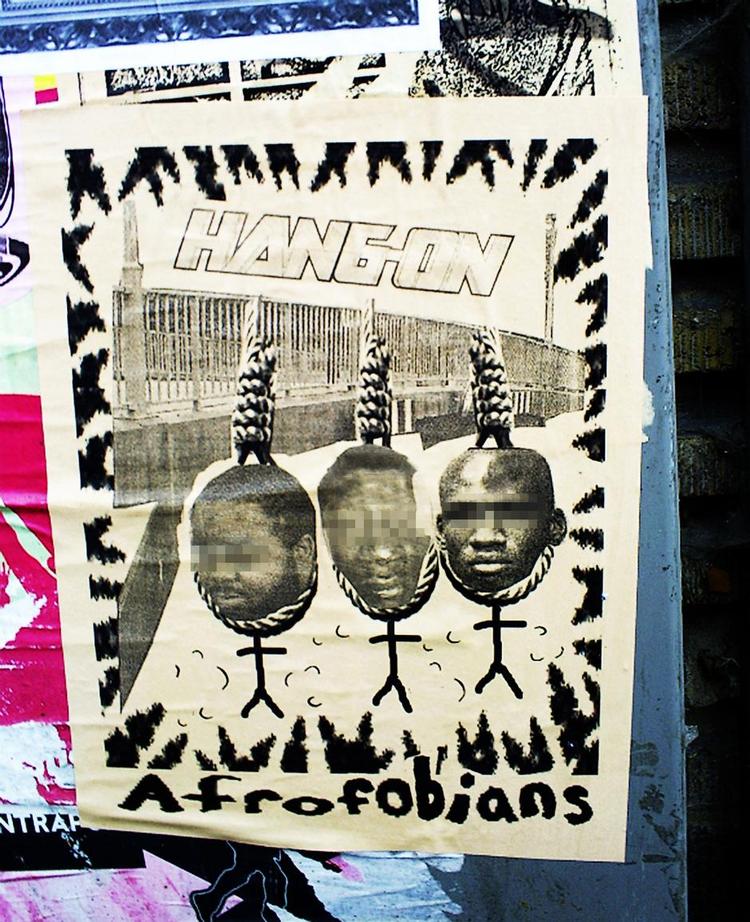 Strafbart. Først fik Dan Park en bøde for sin efterlysning af talsmanden for Adfrisvenskernes rigsforbund som »bortløben negerslave« (navnet fjernet af red.). For nylig fik han så fire måneders fængsel bl.a. for at vise samme talsmand og to andre i hver deres løkke og med navn i panden (fjernet af redaktionen, lige som vi har sat bjælker for øjnene). Foto: Dan Parks blog 