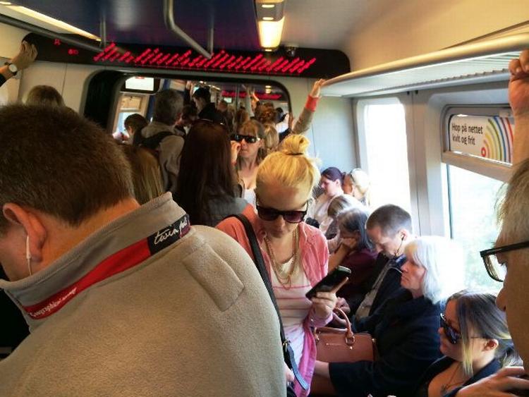 PENDLING. Problemerne på Køge Bugt-linjerne gav fra morgenstunden tætpakkede tog. 