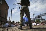 MODSTAND. Militslederen Vacheslav Ponomarev måtte forsvare sig, da han blev mødt med vrede i Slovjansk. Her ses han med sin bevæbnede livvagt fra byens russermilits. 