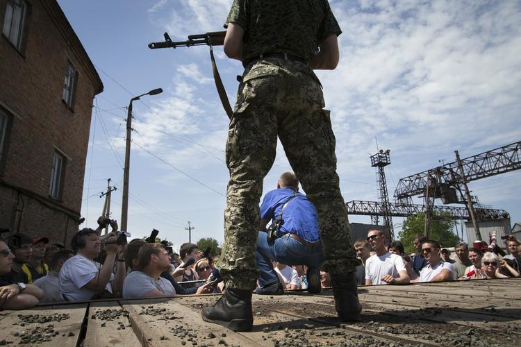 MODSTAND. Militslederen Vacheslav Ponomarev måtte forsvare sig, da han blev mødt med vrede i Slovjansk. Her ses han med sin bevæbnede livvagt fra byens russermilits. 