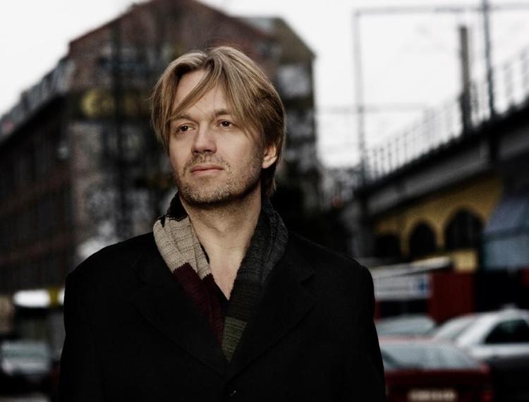 Krimi. Jakob Melander skriver i et storblomstrende og enkelte steder klichéfyldt sprog. 