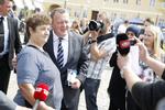 Tilbagegang. Trods bilagssagen havde Lars Løkke Rasmussen overskud til at smile, da han mødte vælgere på torvet i Køge i dag. Venstre går i en ny EP-måling markant tilbage og står nu kun til 21,4 procent af stemmerne. Det er en tilbagegang på 2,8 procentpoint i forhold til sidste måling for en god uges tid siden. 