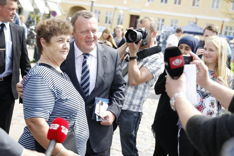 Tilbagegang. Trods bilagssagen havde Lars Løkke Rasmussen overskud til at smile, da han mødte vælgere på torvet i Køge i dag. Venstre går i en ny EP-måling markant tilbage og står nu kun til 21,4 procent af stemmerne. Det er en tilbagegang på 2,8 procentpoint i forhold til sidste måling for en god uges tid siden. 