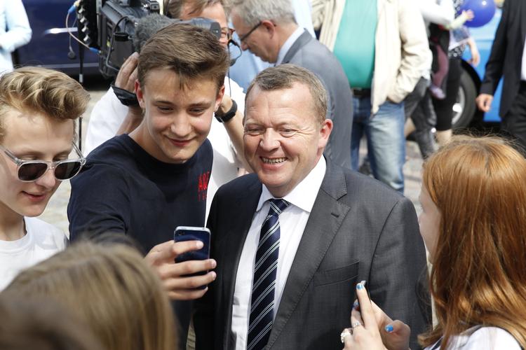Selfie. Venstres formand, Lars Løkke Rasmussen, stillede velvilligt op til fotografering på Torvet i Køge i dag. 