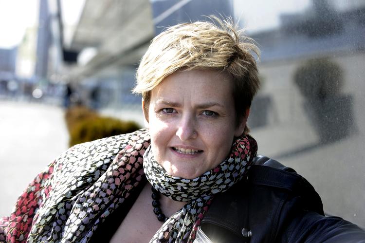 fattigt. Pernille Rosenkrantz-Theil (S) glæder sig over, at antallet af fattige danskere er faldet, men hun siger, at tallet skal endnu længere ned. 