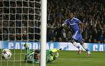 fornærmet. Samuel Eto'o scorer for Chelsea i kampen mod Galatasaray i Champions League. 