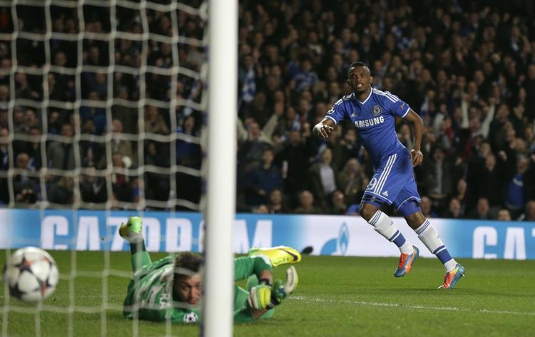 fornærmet. Samuel Eto'o scorer for Chelsea i kampen mod Galatasaray i Champions League. 
