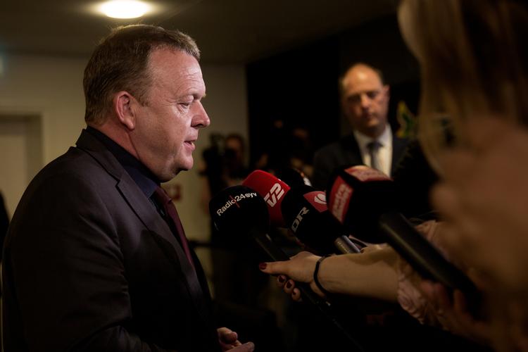 tøjsagen. Halvdelen af danskerne mener, at V-formand Lars Løkke Rasmussen bør lægge sine skattepapirer frem som dokumentation for, at han har betalt den skat han skal i relation til tøjindkøb foretaget af partiet. 