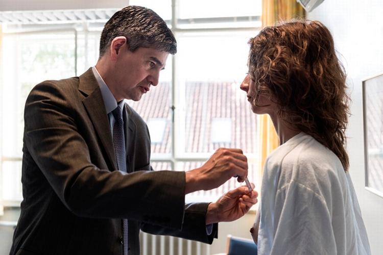 brystfjernelse. Den amerikanske brystkræftkirurg Andrew Ashikari er i gang med en forundersøgelse på 36-årige Camilla, der i  morgen skal have fjernet begge bryster for at forebygge, at hun senere udvikler brystkræft. 