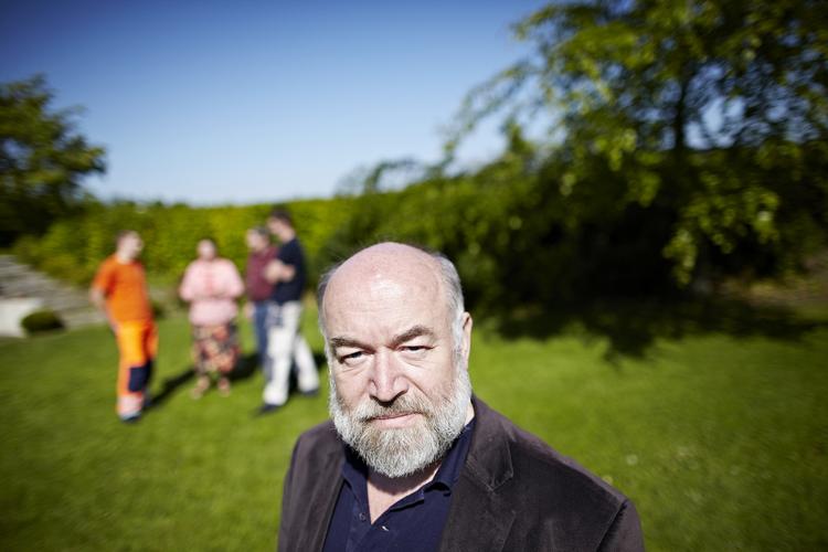 Kritik. Ole Davidsen, kandidat til Europarlamentet for Venstre, lejer værelse ud til familie fra Rumænien og mener, at debatten om østeuropæere i Danmark er for grov. . 
