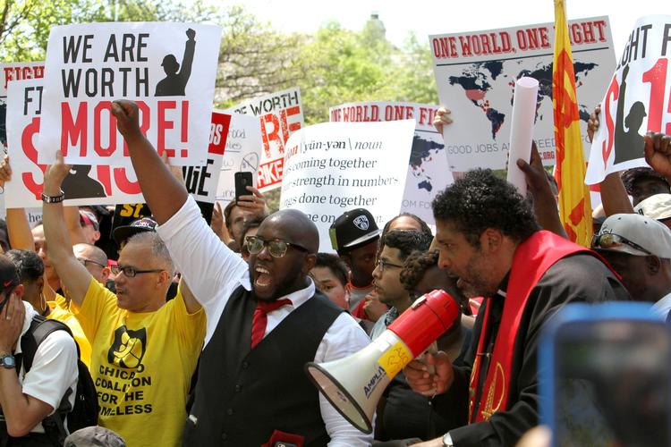 'Vi er mere værd', står der på et banner. Ifølge en analyse er gennemsnitslønnen i den amerikanske fastfoodbranche 8,83 dollar i timen - 48 kroner. 