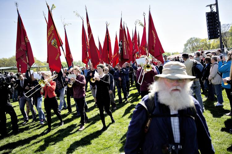 faneflugt. Fagbevægelsen er i krise. Siden 2010 har langt over 100.000 lønmodtagere krøllet medlemskortet sammen. 