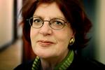 Bilagssag. Venstres æresmedlem Britta Schall Holberg kræver fortsat, at Venstres formand, Lars Løkke Rasmussen, lægger alt frem, inden hun igen kan have tillid til ham. 