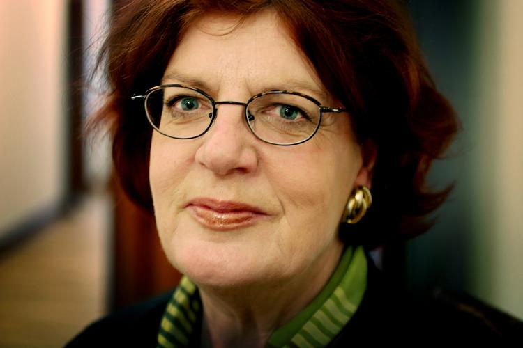 Bilagssag. Venstres æresmedlem Britta Schall Holberg kræver fortsat, at Venstres formand, Lars Løkke Rasmussen, lægger alt frem, inden hun igen kan have tillid til ham. 