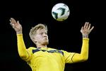 forventningspres. Brøndby med Simon Makienok i angrebet endte på en flot fjerdeplads i den netop afsluttede superligasæson. Også i de kommende år skal klubben ligge i toppen, lyder kravet fra ledelsen. 