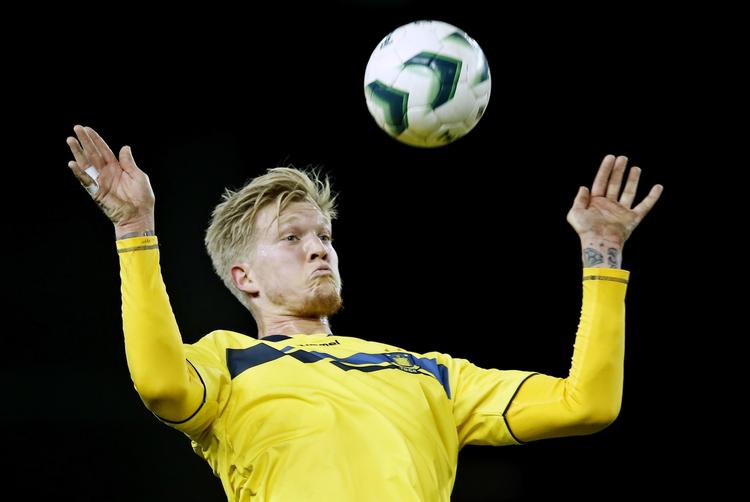 forventningspres. Brøndby med Simon Makienok i angrebet endte på en flot fjerdeplads i den netop afsluttede superligasæson. Også i de kommende år skal klubben ligge i toppen, lyder kravet fra ledelsen. 