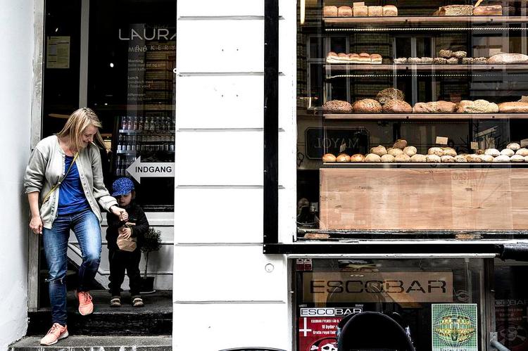 Vindueskiggeri. Med sin beliggenhed lige over for Props er Lauras Bakery et godt sted for dem, der vil have overblik over Blågårdsgade. 