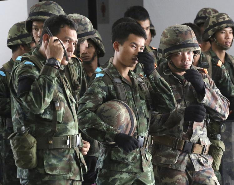 Militærkup. Soldater i Bangkok stod tidligere i dag og ventede på ordre. Et kup er nu en realitet. 