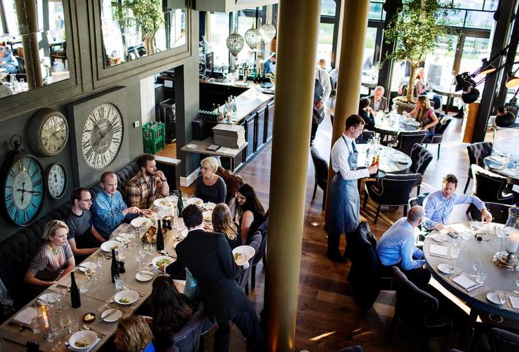 Dyrt. Serveringen er mildt sagt uortodoks på Nimb, men maden generelt okay på bistroniveau. Men 1.700 kroner? Det er for dyrt. 