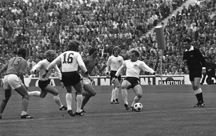 STRAFFESPARK. Holland gav bolden op og spillede 16 afleveringer i gåtempo, inden Johan Cruyff skiftede tempo, gik solo og efter 53 sekunder blev nedlagt af Uli Hoeness til et straffespark, som den engelske dommer Jack Taylor så på tætteste hold. Johan Neeskens scorede til 1-0, men Vesttyskland vandt finalen i 1974 med 2-1. 