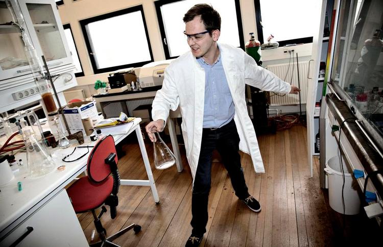 nøje udvalgt. Kasper Steen Pedersen er kemiker og har flere gange været udenlands for at tilegne sig højt specialiseret viden på universiteter, hvor der var eksperter på hans interessefelt. Foto: Joachim Adrian 