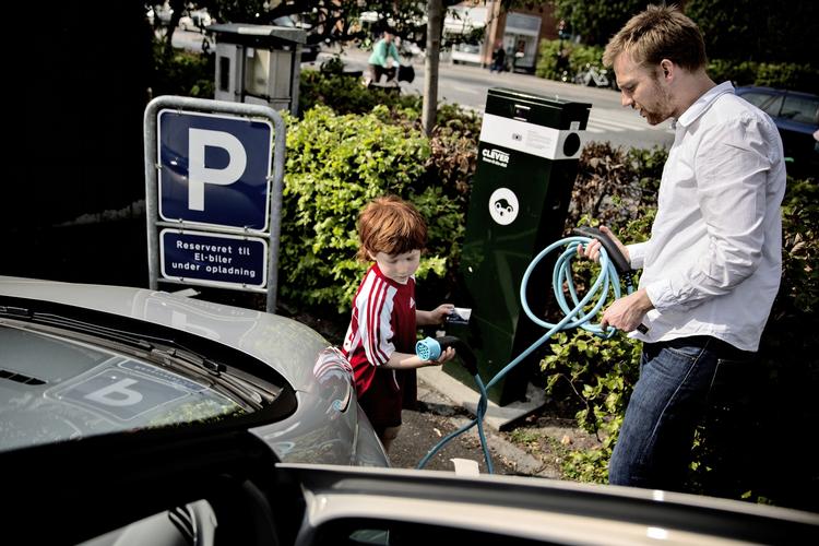 Elbilist. Her er Anders Sloth og sønnen Gilbert ved at fylde strøm på en elbil. 