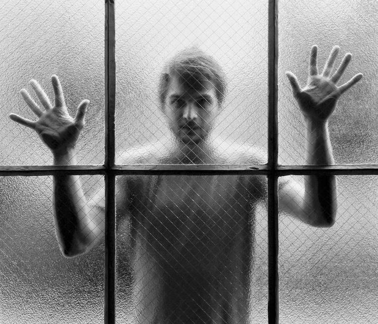 Antigalskab. Tyske Nils Frahm er berømt for sit virtuose klaverspil med elektroniske effekter. Kan nydes i Enghaveparken med en fadbamse. 
