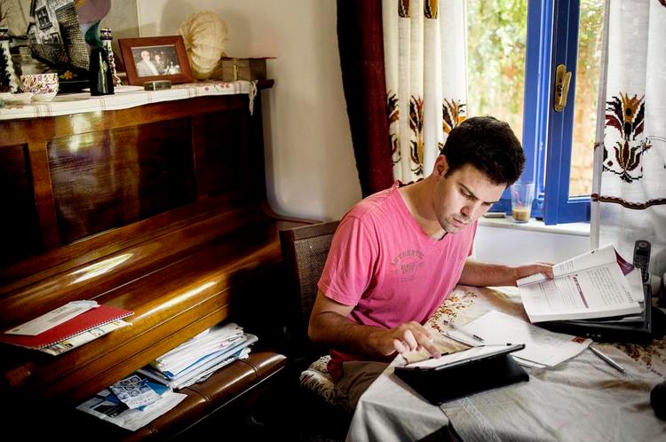 Valg. »Socialdemokraterne i Pasok er en karikatur på sig selv. Jeg stemmer på den yderste venstrefløj«, siger 26-årige Iason Rousopoulos. Tidligere var han blandt de 60 procent unge uden arbejde i Grækenland. Nu er han soldat i hæren. 