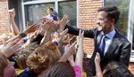 BEGEJSTRING. I Holland står det EU-glade parti D66 til at blive størst og ikke partiet med regeringsmagten. Her ses landets premiereminister Mark Rutte i valgkamp på en skole. 