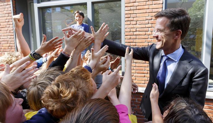 BEGEJSTRING. I Holland står det EU-glade parti D66 til at blive størst og ikke partiet med regeringsmagten. Her ses landets premiereminister Mark Rutte i valgkamp på en skole. 