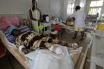 angreb. Tirsdag eksploderede to bilbomber i den nigerianske by Jos. 118 mistede livet. Kvinden i hospitalssengen her er Christiana Atongdagama, der er en af de mange sårede. Myndighederne beskylder den militante, islamiske gruppe Boko Haram for at stå bag. I dag plyndrede gruppen den tredje landsby denne uger, mener myndighederne. 