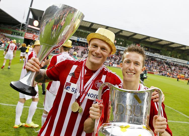DEBUTANT. Pladsen som venstre back i aften bliver besat af Jakon Ahlmann (tv.). 