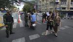 kup. Det thailandske militær er massivt tilstede i Bangkok. Militæret har i dag afsat regeringen og taget magten. Det sker for at skabe stabilitet efter seks måneders politisk uro, siger militæret. 