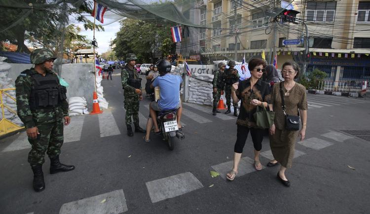 kup. Det thailandske militær er massivt tilstede i Bangkok. Militæret har i dag afsat regeringen og taget magten. Det sker for at skabe stabilitet efter seks måneders politisk uro, siger militæret. 