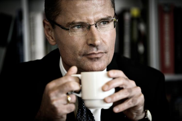fyret. Ditlev Engel blev fyret som topchef i Vestas i efteråret, og siden har han holdt lavt profil, menn nu træder han frem og fortæller om sine nye planer. 