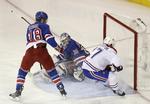 1-2. Montreal Canadiens' Alex Galchenyuk (th) scorer i slutspilskampen mod New York Rangers. 