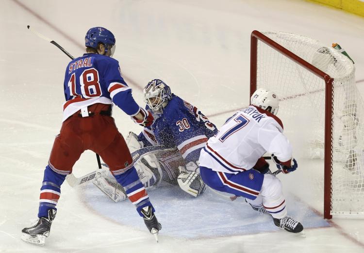 1-2. Montreal Canadiens' Alex Galchenyuk (th) scorer i slutspilskampen mod New York Rangers. 