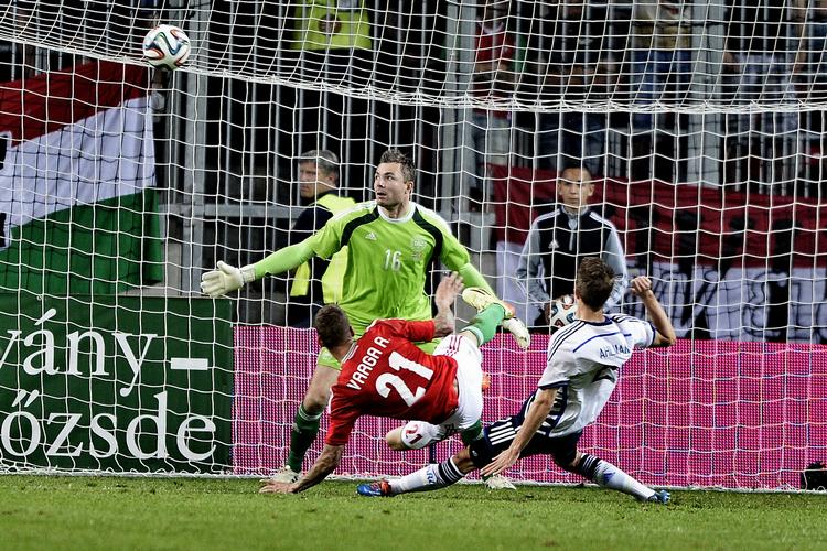 2-1. Midt i den danske dominans scorede Ungarn til 2-1 med Roland Vargas flyvende hovedstød, men fuldt fortjent forhindrede Danmark en ungarsk sejr. 